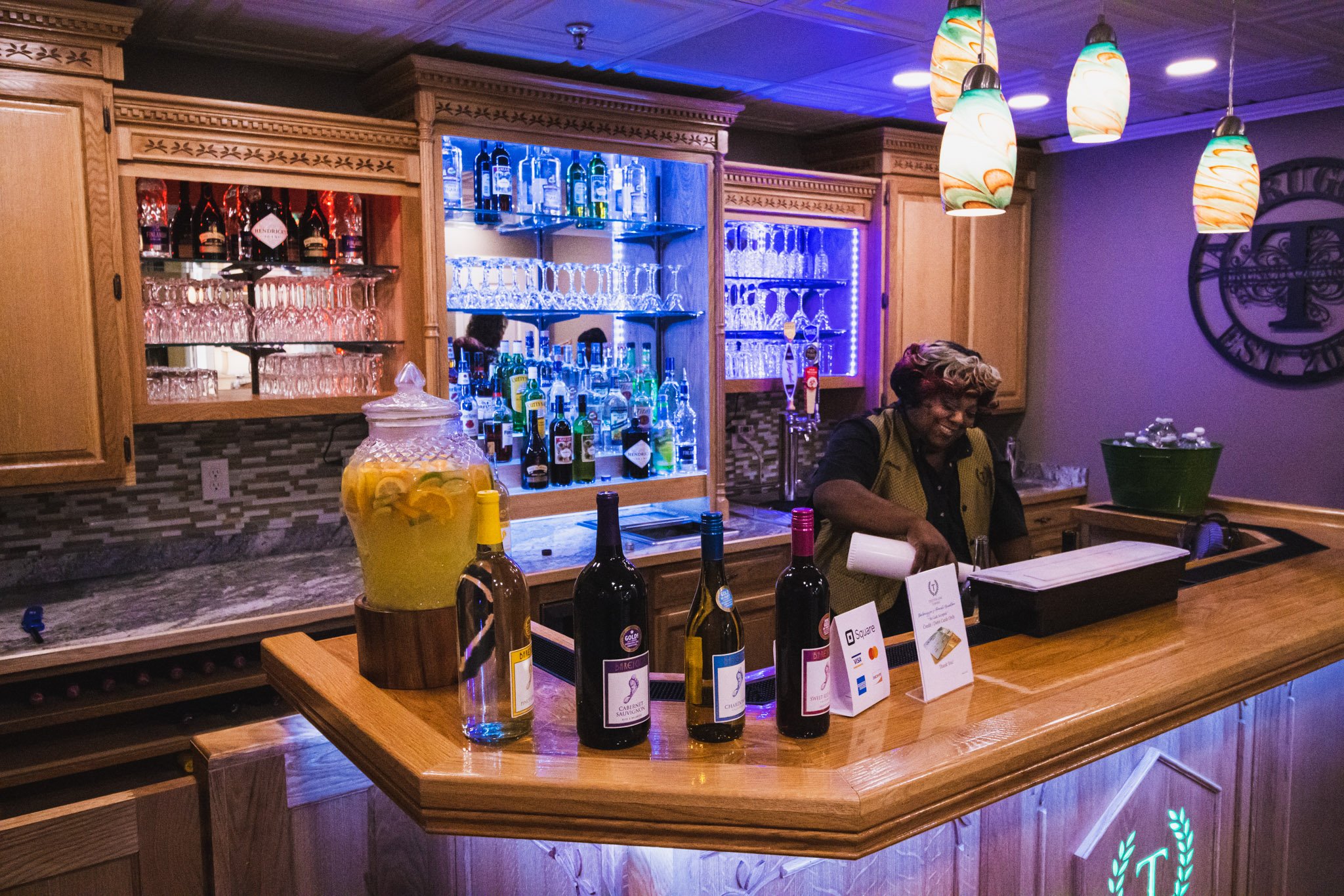 Treyton Oak Towers bar